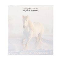 Vacker White Horse Galloping i Snö
