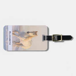 Vacker White Horse Galloping i Snö Bagagebricka