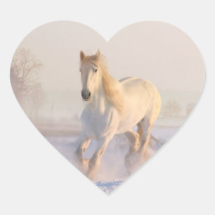 Vacker White Horse Galloping i Snö Hjärtformat Klistermärke