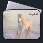 Vacker White Horse Galloping i Snö Laptop Fodral<br><div class="desc">Ett laptop sleeve med ett foto av en underbar vit häst. Körs genom ett snö täckt fält. Majestisk och vacker.</div>