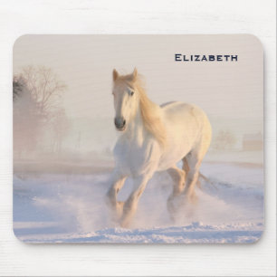 Vacker White Horse Galloping i Snö Musmatta