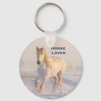 Vacker White Horse Galloping i Snö