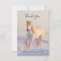 Vacker White Horse Running i Snö Tack