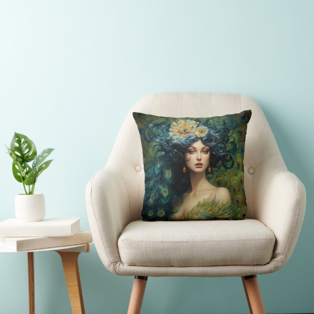 Vackerlig kvinna omgiven av Peacock Feathers Kudde (Stol)