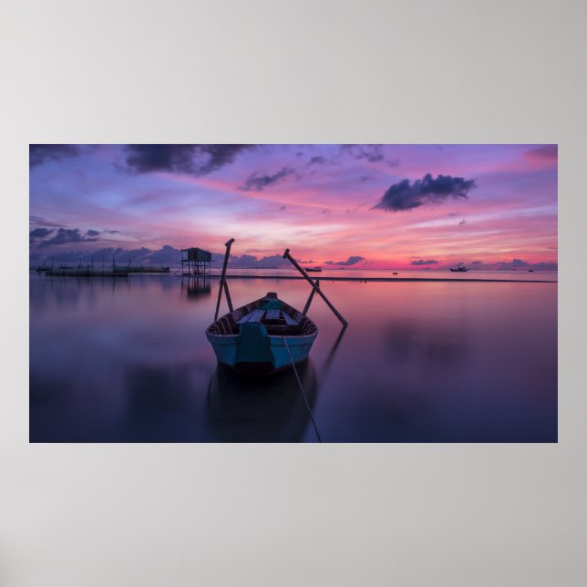 Vackert Beach Sunset med Paddle Boat Lila Himlar Poster (Framsidan)