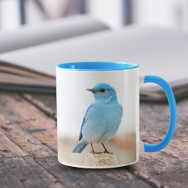 Vackert bergsblåfågel på Beach-stump Mugg (Mountain Bluebird on Beach Driftwood 11 oz Coffee Mug Cover Photo.)