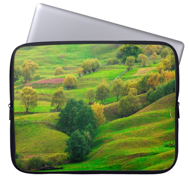 Vackert bergslandskap i kvällsolljus. laptop fodral (Framsidan)