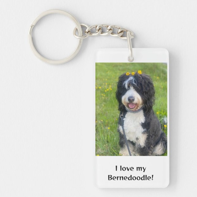 Vackert Bernedoodle med gula blommor Keychain (Framsidan)