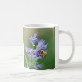 Vackert bi på blå blomma kaffemugg