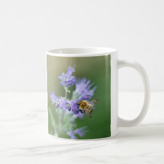 Vackert bi på blå blomma kaffemugg