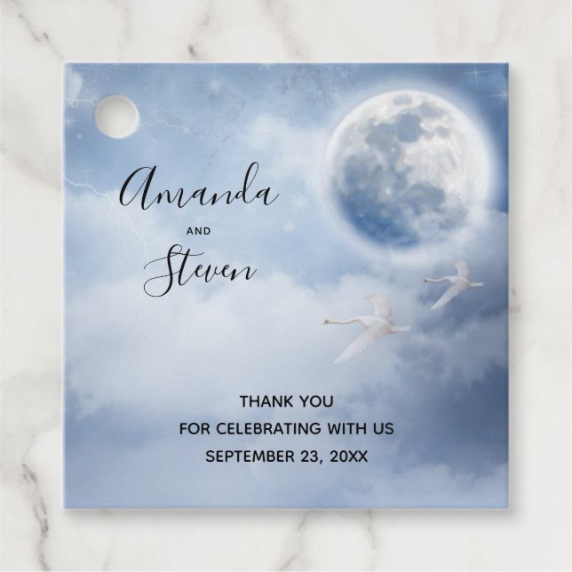 Vackert Blå himmel med flygande Svanar Bröllop Gåvor Etiketter (Framsida)