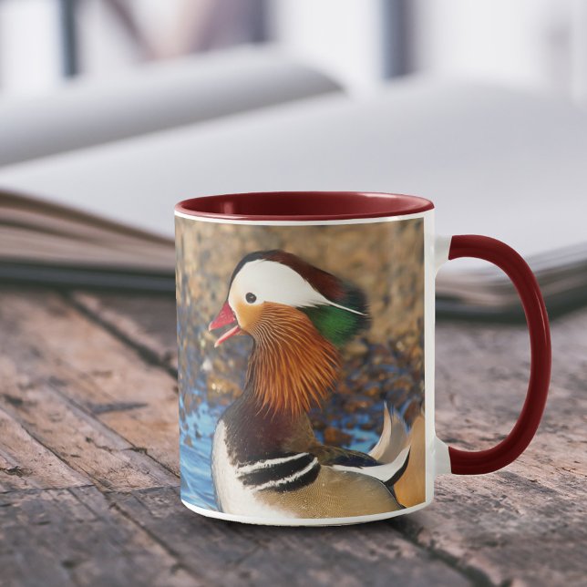Vackert Chatty Mandarin Anka på Sten Mugg (Chatty Mandarin Duck at the Lake 11 oz Coffee Mug Cover Photo.)
