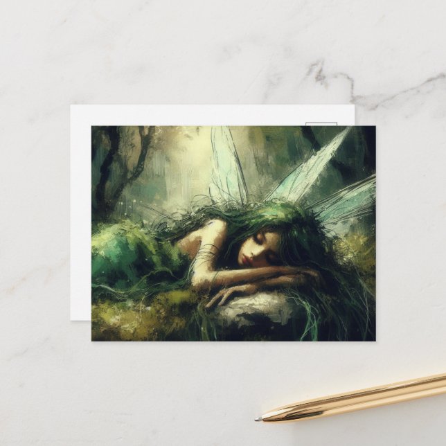 Vackert Fairy sover på ett mossbart plåster i skog Vykort (Fram/Back In Situ)