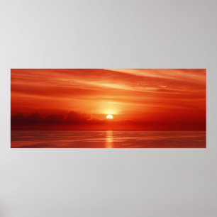 Vackert, färglöst soluppgång i havet med dramati poster