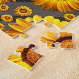 Vackert gula blommor på grått, svart rand pussel