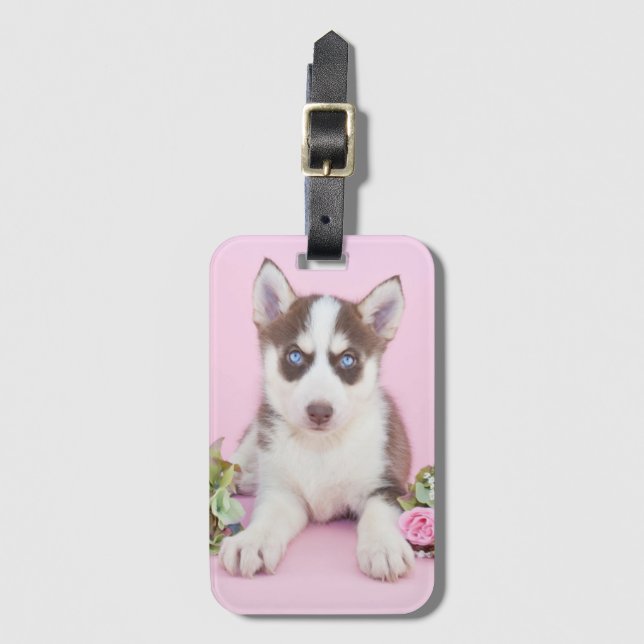 Vackert Husky Puppy med Rosa ros Bagagebricka (Framsida vertikal)