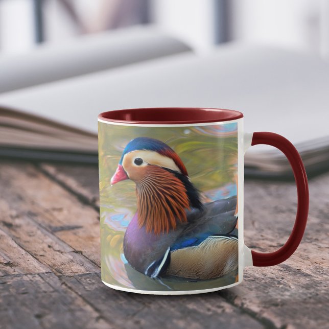 Vackert Mandarin Anka i dammen Mugg (Beautiful Mandarin Duck in Pond 11 oz Coffee Mug Cover Photo.)
