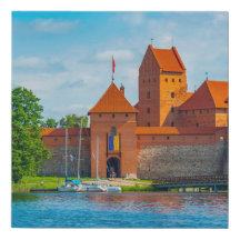 Vackert medeltida slott vid blå sjö