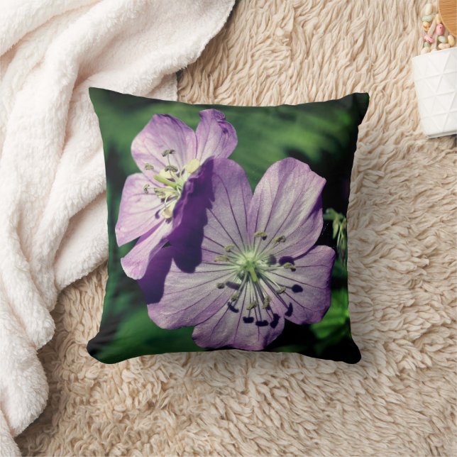 Vackert par av lila pelargongröna blommor kudde (Filt)