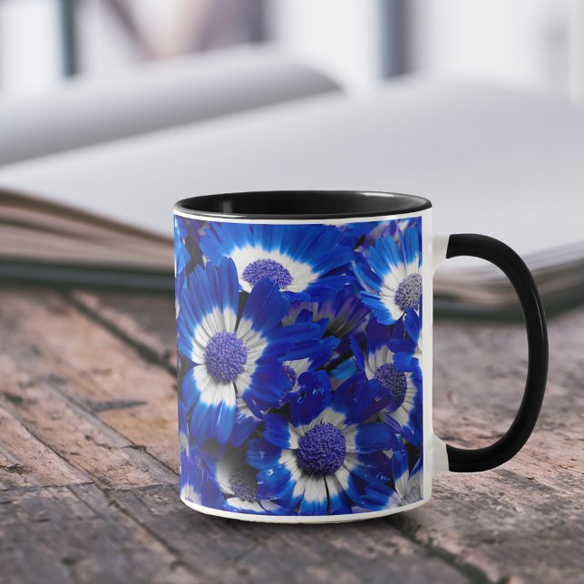 Vackert Royal Blue Cineraria Flowers Mugg (Beautiful Royal Blue Cineraria Flowers 11 oz Coffee Mug Cover Photo.)