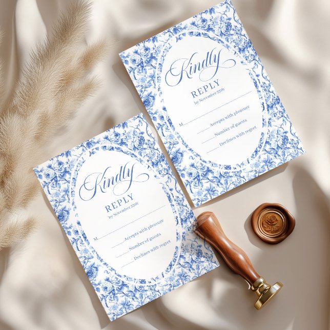 Vackert Royalblå Toile Rosor Bröllop RSVP Design OSA Kort (Pretty Royal Blue Toile Roses Wedding RSVP Design

)