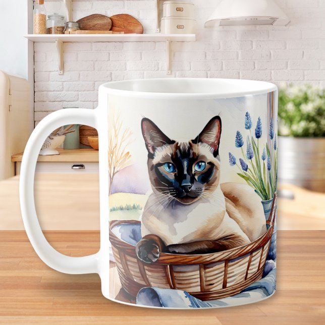 Vackert siamesiskt Cat Pet Breed Elegant Art Kattd Kaffemugg (A mug with Siamese cat illustration on both sides. The cat has blue eyes and is in a wicker basket)