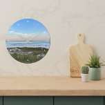 Vackert solofoto från Beach House Stor Klocka<br><div class="desc">Den här pikturesque-strandfotografiklockan med vita siffror från Destin Florida har den vackra rosan och orangen solnedgång som försiktigt berör havet vinkart över sand och havsgräs. Underliggande hemdekanter från din favoritsemester eller hemstad.</div>
