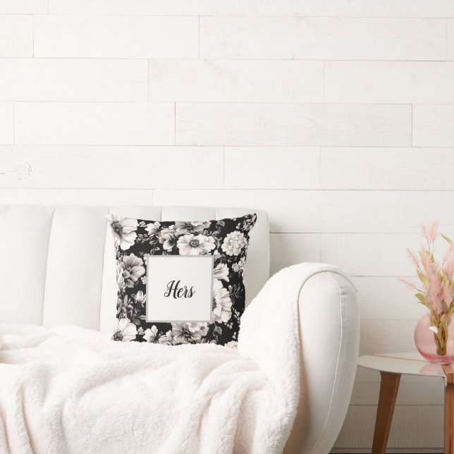 Vackert svart och lätt sepia-blommigt kudde (Soffa)