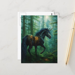 Vackert svart Unicorn i en skog Vykort