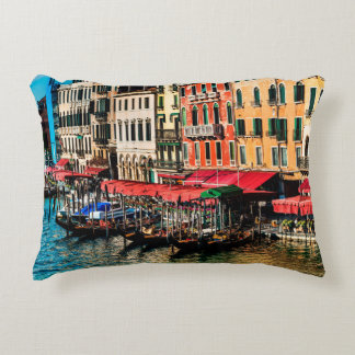 Vackert utseende på vatten gata och gamla byggnad  prydnadskudde