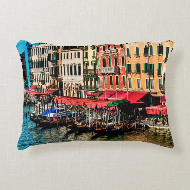 Vackert utseende på vatten gata och gamla byggnad  prydnadskudde (Framsidan)