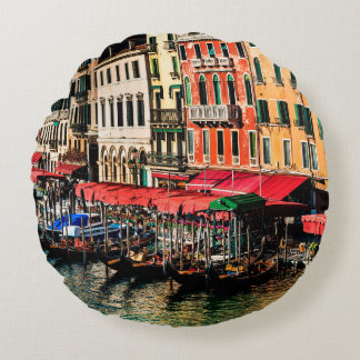 Vackert utseende på vatten gata och gamla byggnad  rund kudde