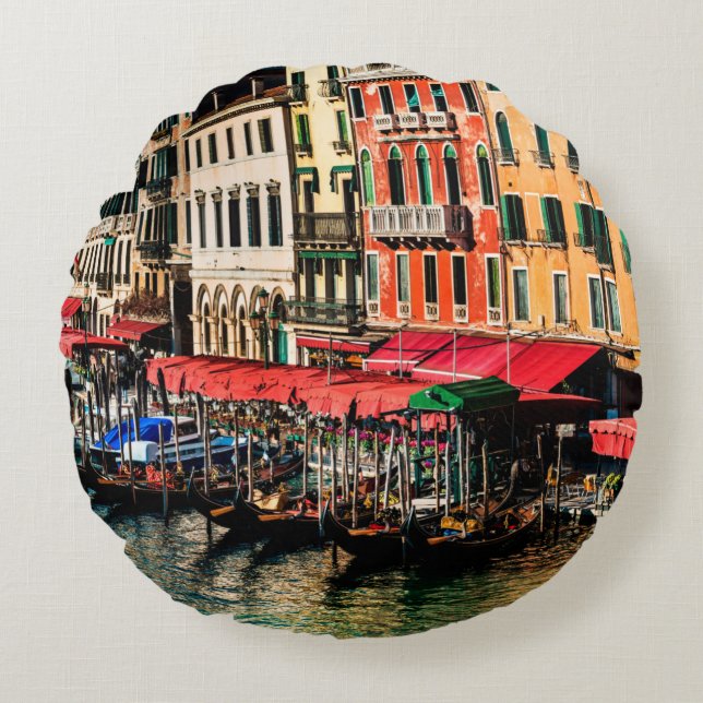 Vackert utseende på vatten gata och gamla byggnad  rund kudde (Framsidan)