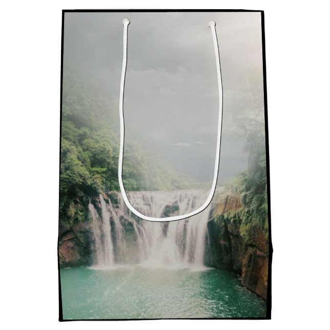 Vackert vattenfall i en Lush Grönt Forest (Baksidan)