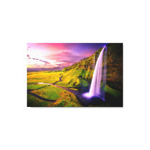 Vackert vattenfall vid solnedgångsfoto