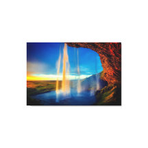 Vackert vattenfall vid solnedgångsfoto