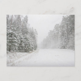 Vackert vinterlandskap med snövägbana helg vykort