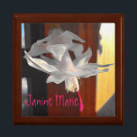 Vackert, vitt julkaktus, blommor minnesask<br><div class="desc">Presentboxen innehåller mitt närliggande foto av en vit julkaktusblomma. Fotot var springa genom ett digitalt penselfilter. Fyll i mallen fält,  ta bort texten eller klicka på Anpassa för att välja ett teckensnitt med stil,  storlekare och färg.Underbarare presentidé!</div>
