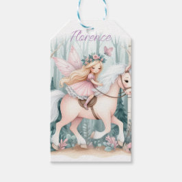 Vackra älvsflicka som rider i en förtrollad skog presentetikett