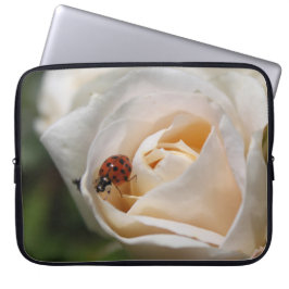 Vackra blommor och ladybug från vit ros laptop fodral