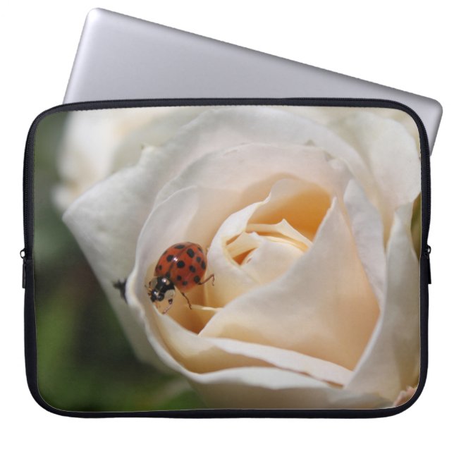 Vackra blommor och ladybug från vit ros laptop fodral (Framsidan)