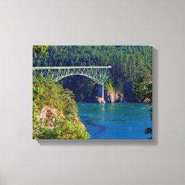 Vackra bron, blå hav och grönt träd canvastryck