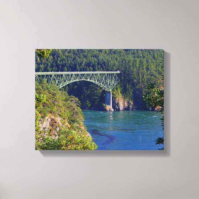 Vackra bron, blå hav och grönt träd canvastryck (Framsida)