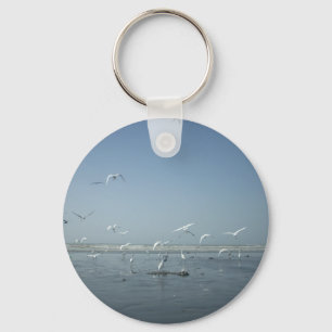 Vackra Cranes som flyger över Vatten Nature's Ball Nyckelring