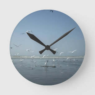 Vackra Cranes som flyger över Vatten Nature's Ball Rund Klocka