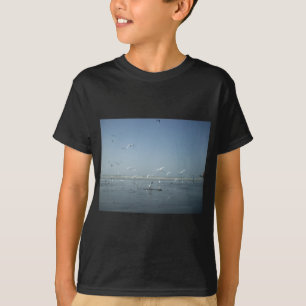Vackra Cranes som flyger över Vatten Nature's Ball T Shirt