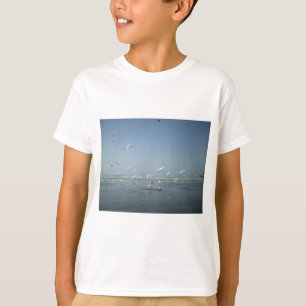 Vackra Cranes som flyger över Vatten Nature's Ball T-shirt
