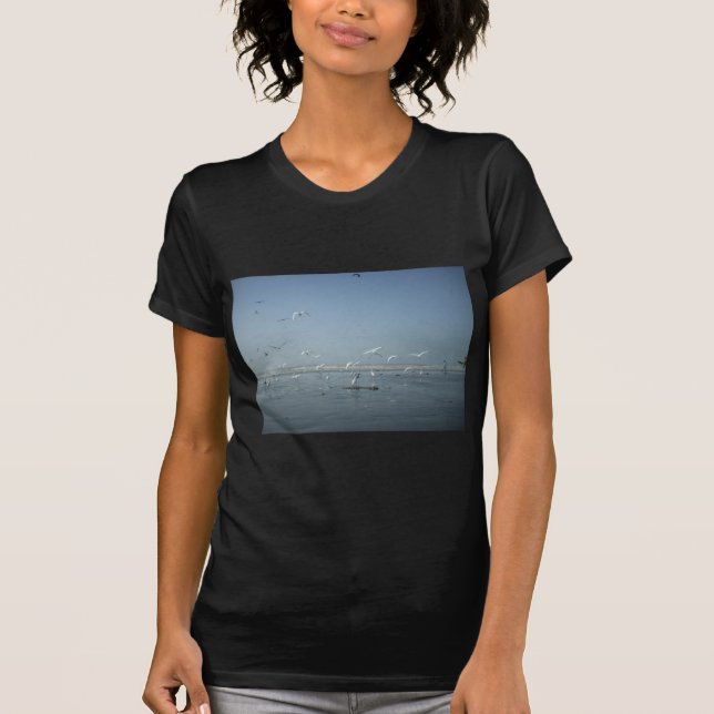 Vackra Cranes som flyger över Vatten Nature's Ball T Shirt (Framsida)
