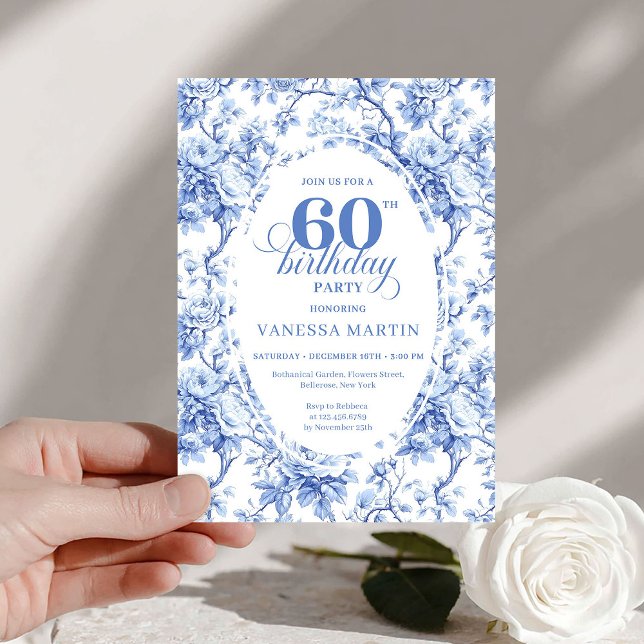 Vackra dammiga blå Toile-rosor 60-års födelsedagsi Inbjudningar (Pretty Dusty Blue Toile Roses 60th Birthday Invite

)