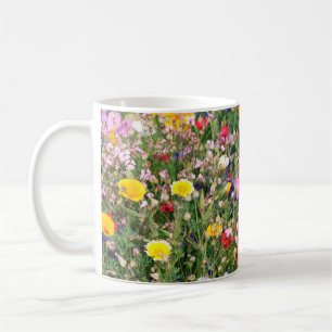 vackra färgade ängar av vild blommor kaffemugg